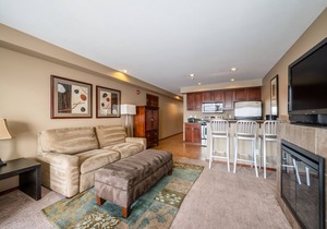 Grandview Lake View 517! Luxury Waterfront condo, sleeps up to 6!