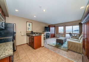 Grandview Lake View 517! Luxury Waterfront condo, sleeps up to 6!