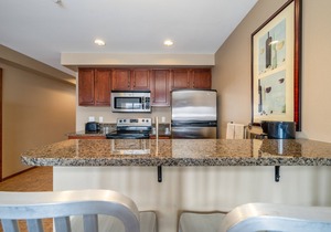 Grandview Lake View 517! Luxury Waterfront condo, sleeps up to 6!