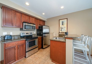 Grandview Lake View 517! Luxury Waterfront condo, sleeps up to 6!