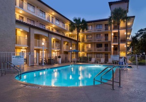Great Deal! Two Modern Units, Pool, Breakfast, Parking, Shuttle