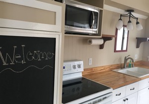 GREAT DOWNTOWN LOCATION - 5 minute walk to downtown shopping and dining