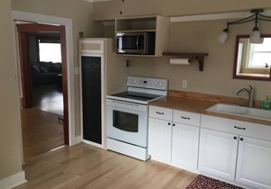 GREAT DOWNTOWN LOCATION - 5 minute walk to downtown shopping and dining