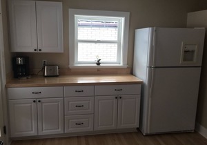 GREAT DOWNTOWN LOCATION - 5 minute walk to downtown shopping and dining