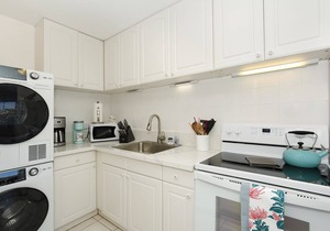 Great for Families! Partial Ocean/Canal/Diamond Head Views! Pool, Wi-Fi, Prkg