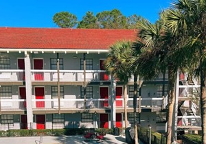 Great for Group Travel, 4 Classy Units, Free Parking, Pool, Pet-Friendly