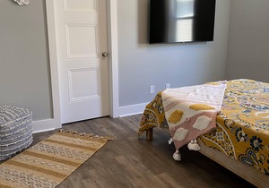 Great location, walkable to beach, park, and close to town!