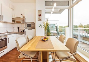 Great penthouse apartment with roof terrace and wood-burning stove - only 150 m to the beach!