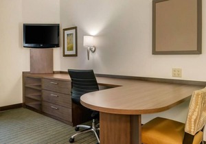 Great Relaxing Overnight Stay! 2 Comfortable Units, Kitchen, Free Parking, Pool
