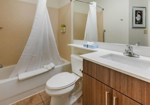 Great Relaxing Overnight Stay! 2 Comfortable Units, Kitchen, Free Parking, Pool