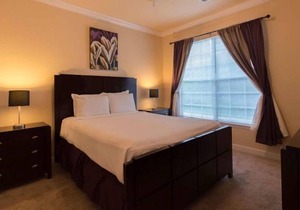 Great Relaxing Overnight Stay! Free Parking, Onsite Pool, Free Parking,