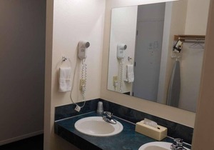 Great Relaxing Overnight Stay at GuestHouse Enumclaw! Free Parking, Pets Allowed
