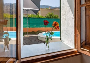 Great townhouse with private pool and summer kitchen near the centre.