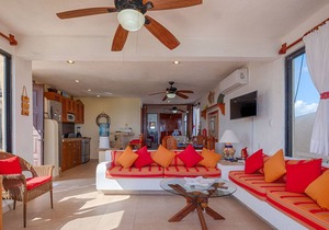 Great Value on the Beach! Cheerful and comfy third level condo with big views