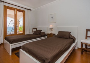 GREAT VILLA IN FRONT OF THE SEA AND SPECTACULAR VIEWS TO THE BAY