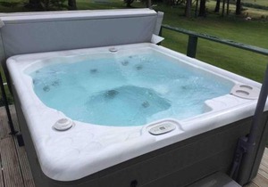 Green Yurt with Hot Tub - Sleeps 3 Parking & WiFi