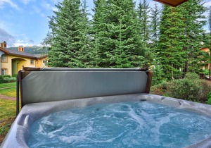 Ground floor 2 bedroom condo with easy access to ski runs