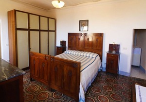 Ground-floor appartment in historic building enjoying a splendid view of Lake Trasimeno. Located in