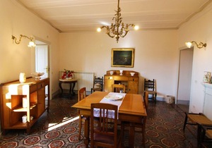 Ground-floor appartment in historic building enjoying a splendid view of Lake Trasimeno. Located in