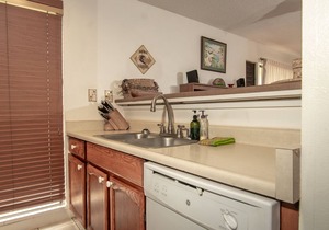 Ground-Floor Condo w/ Garden Patio & Shared Pool/Hot Tub/Tennis - Walk to Beach!