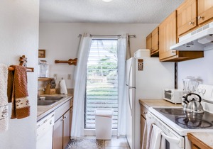 Ground-Floor Condo w/Ocean View, Lanai, Shared Pool/Hot Tub - Walk to Beach