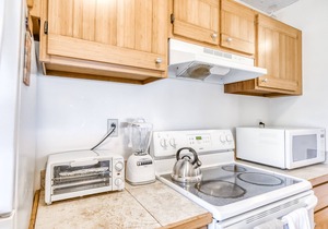Ground-Floor Condo w/Ocean View, Lanai, Shared Pool/Hot Tub - Walk to Beach