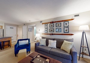 Ground Floor ski-in/out condo, full kitchen & high-speed WiFi