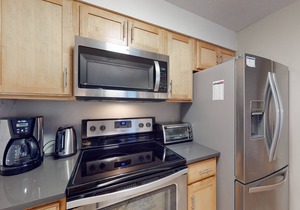 Ground Floor ski-in/out condo, full kitchen & high-speed WiFi