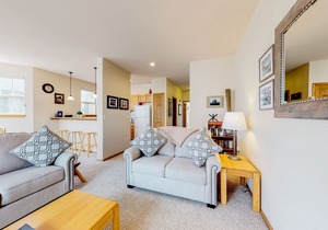 Ground-level condo w/private balcony & shared hot tub - on bus route