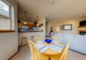 Ground-level condo w/private balcony & shared hot tub - on bus route