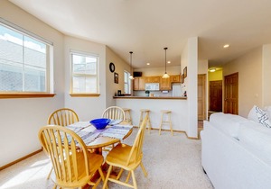 Ground-level condo w/private balcony & shared hot tub - on bus route