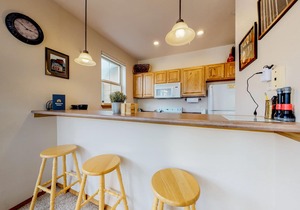 Ground-level condo w/private balcony & shared hot tub - on bus route