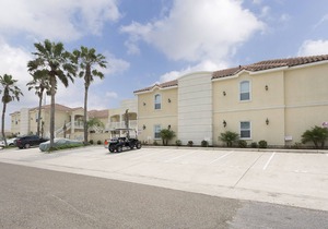 Groundfloor updated condo with nice decor! Pool and hot tub at complex! 1 block from beach!