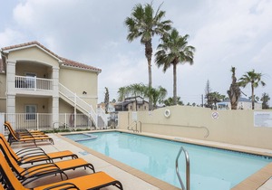 Groundfloor updated condo with nice decor! Pool and hot tub at complex! 1 block from beach!