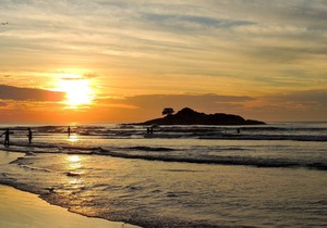Guarujá, Praia das Pitangueiras, Flat with services, one block from the beach.