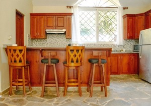 Guest-friendly 2BD villa, private pool/garden, TV/Netflix/WiFi, steps from beach