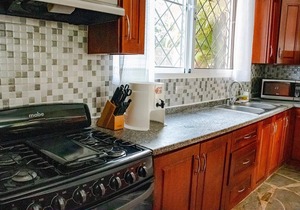 Guest-friendly 2BD villa, private pool/garden, TV/Netflix/WiFi, steps from beach