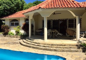 Guest-friendly 2BD villa, private pool/garden, TV/Netflix/WiFi, steps from beach