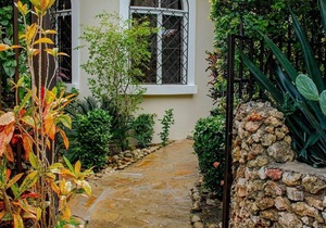 Guest-friendly 2BD villa, private pool/garden, TV/Netflix/WiFi, steps from beach