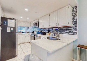 Gulf and beachfront condo w/marvelous views, shared pool and hot tub