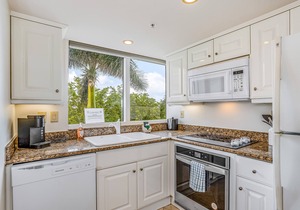 Gulf-front condo with a pool, a hot tub, central AC, & on-site restaurants