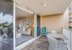 Gulf-front condo with a pool, a hot tub, central AC, & on-site restaurants