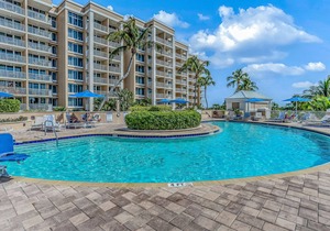 Gulf-front condo with a pool, a hot tub, central AC, & on-site restaurants