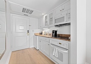 Gulf-front condo with pool, hot tub, central AC, view & on-site restaurants