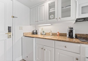 Gulf-front condo with pool, hot tub, central AC, view & on-site restaurants