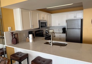 GULF FRONT with Amazing Views, 3 Pools,Tiki Bar! Zero entry beachfront pool!