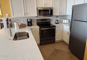 GULF FRONT with Amazing Views, 3 Pools,Tiki Bar! Zero entry beachfront pool!