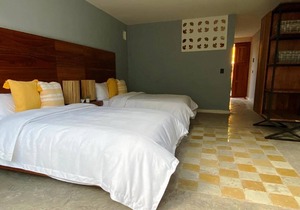 Habitación con 2 camas matrimoniales y alberca privada en el centro de Mérida.