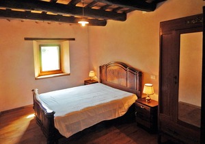 Halved: accommodation in old house of 700 in the valley of the river Santerno