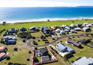 Happy Hour - 24/7 - two minute walk to the beach